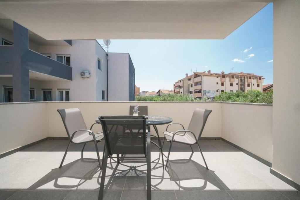Apartments Dobrenic Vodice Bagian luar foto