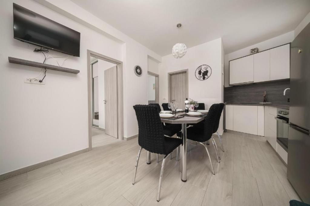 Apartments Dobrenic Vodice Bagian luar foto