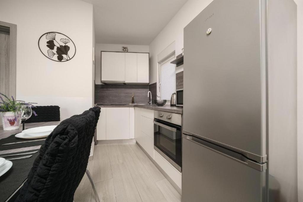 Apartments Dobrenic Vodice Bagian luar foto