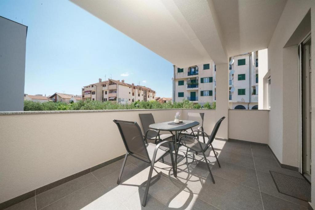 Apartments Dobrenic Vodice Bagian luar foto