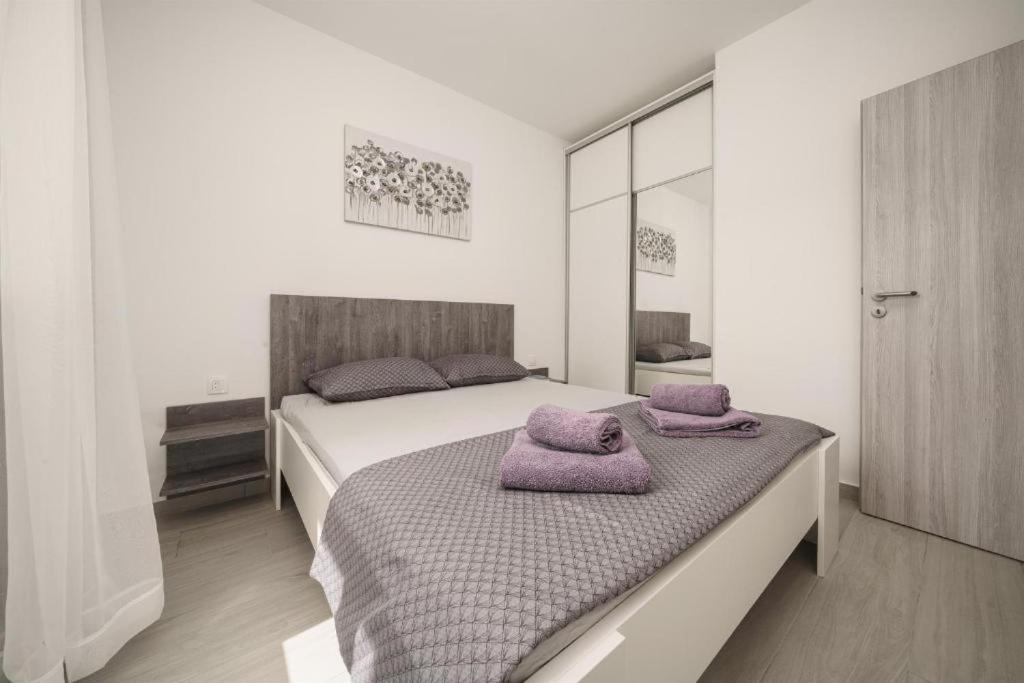 Apartments Dobrenic Vodice Bagian luar foto
