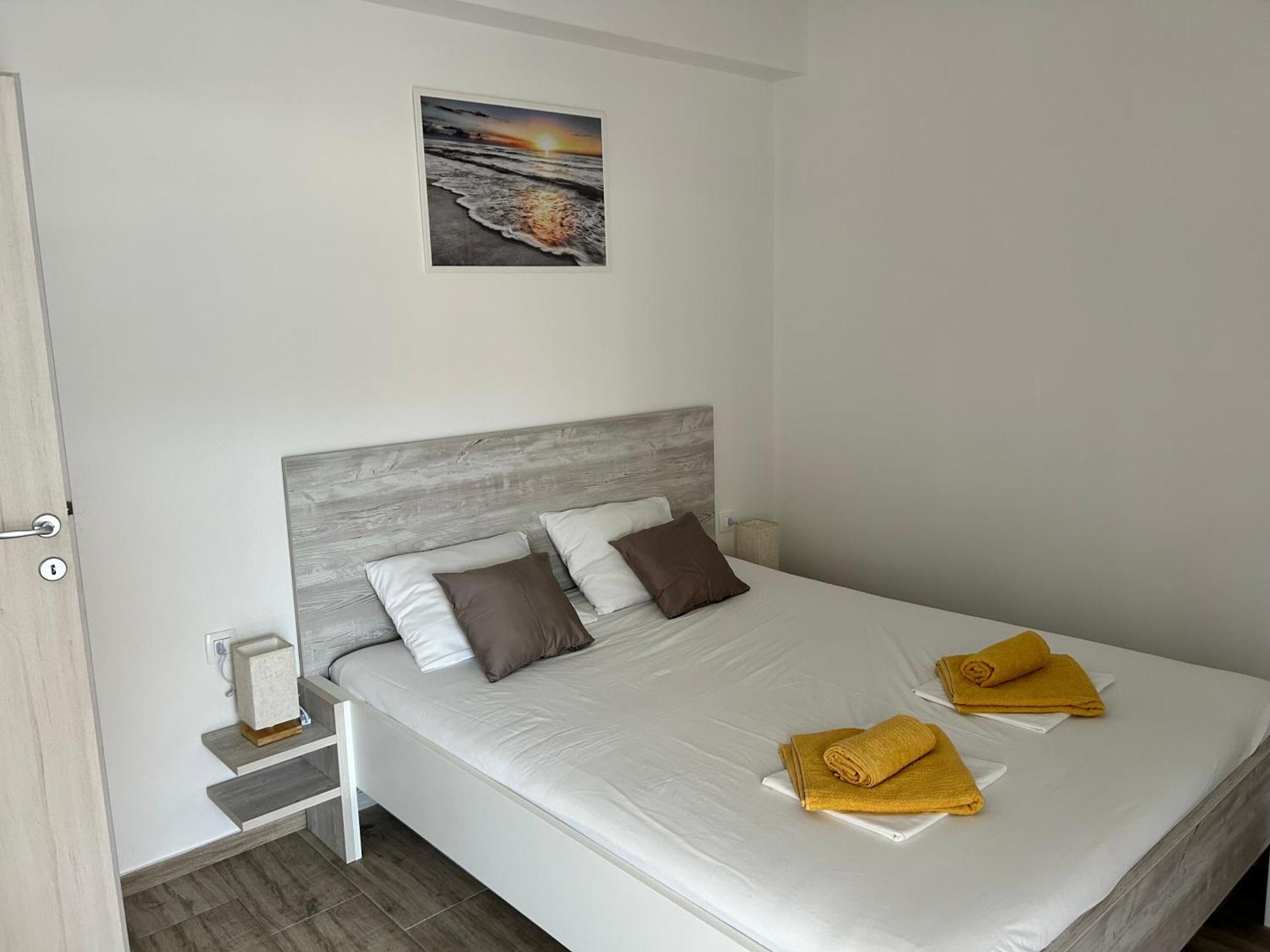 Apartments Dobrenic Vodice Bagian luar foto