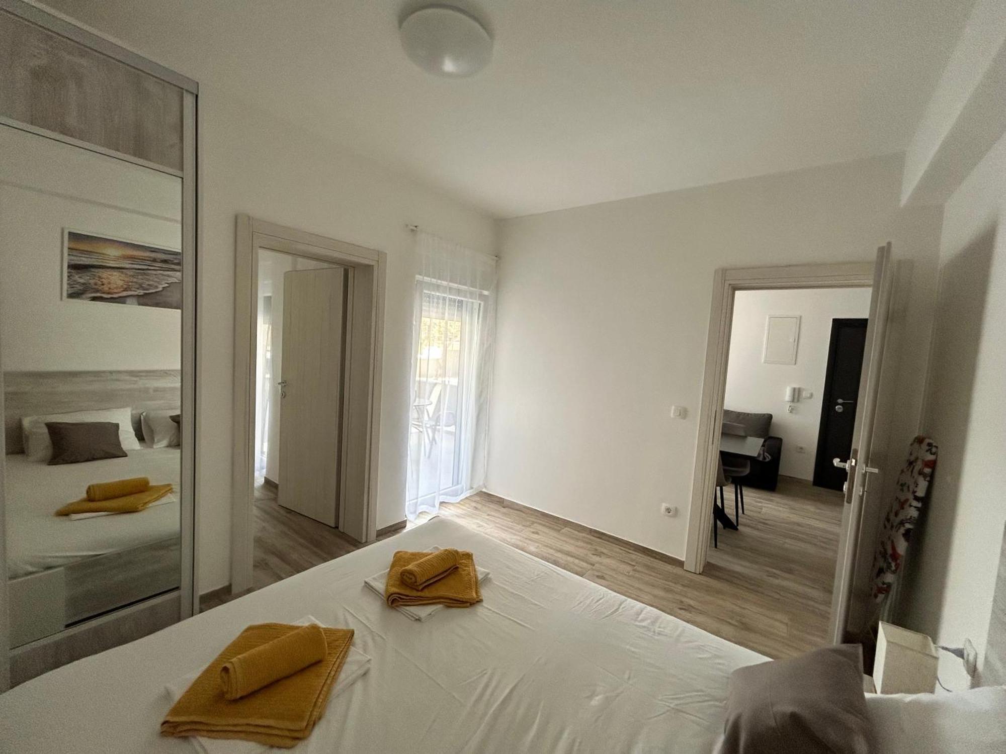 Apartments Dobrenic Vodice Bagian luar foto